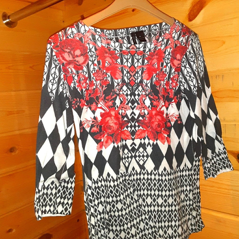 3/4 sleved black, white, and red blouse